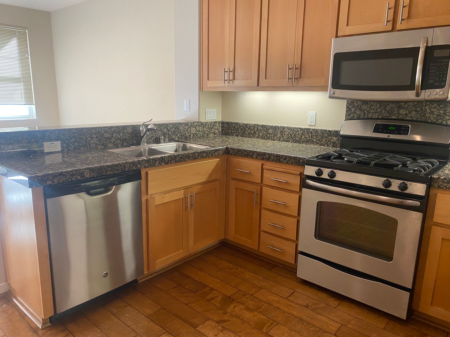 3 BD/3.5 BA Townhouse in downtown Livermore Station, No Pets – photo 4