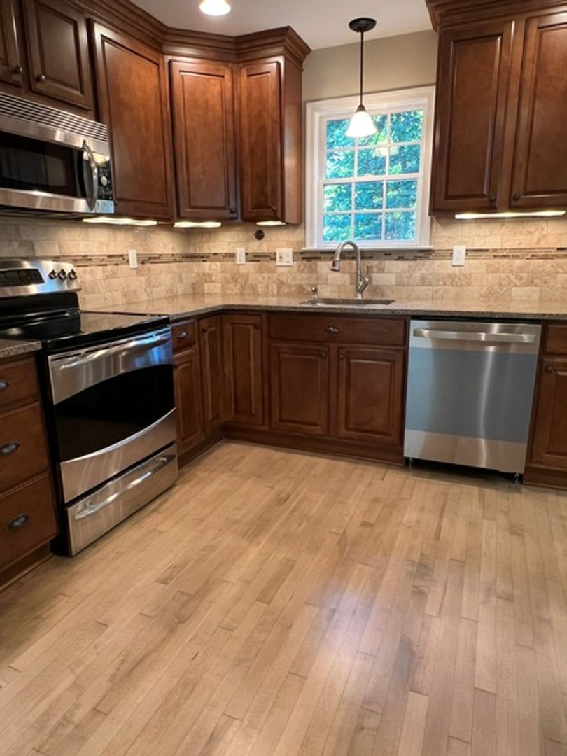 Beautifully updated 4 BR 3.5 bathroom in wonderful community – photo 4