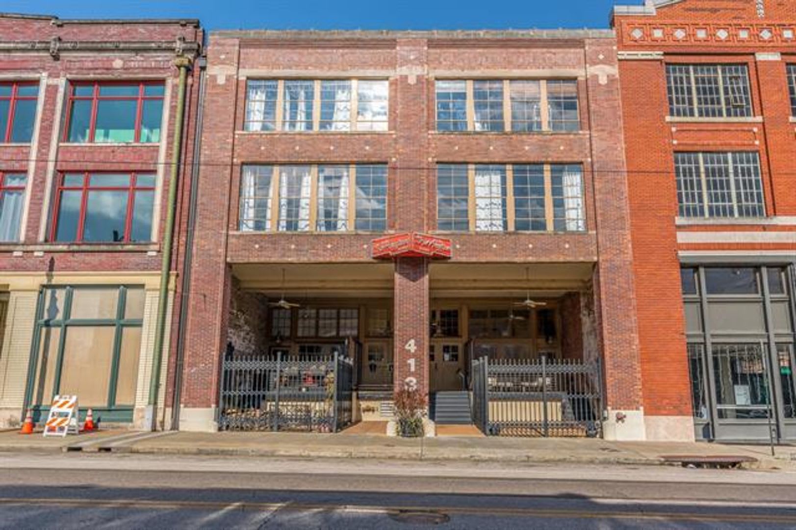 1 2 Off First Full Month Amazing Studio In The William Farrington Buildiing Utilities Included Excludes Cable And Internet Pets Not Allowed One Car Parking In Garage Included – photo 1