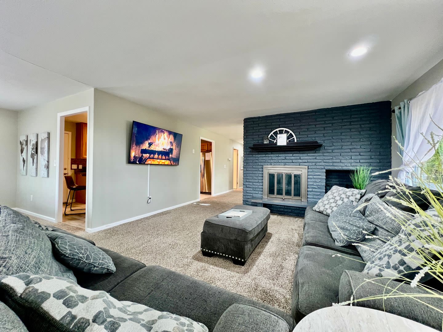 Modern Bright Raised Ranch Near Downtown – photo 2