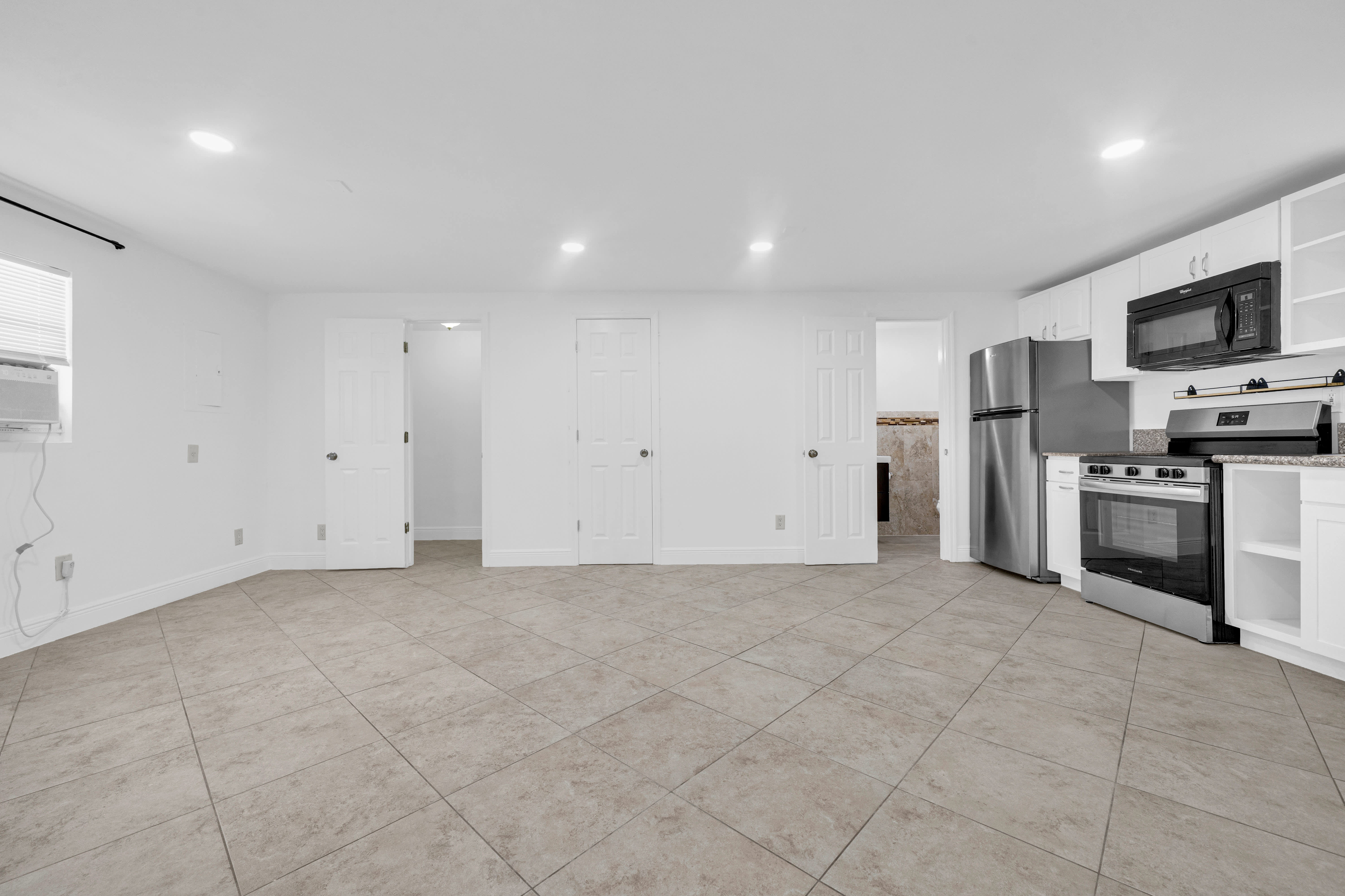 1041 Northeast 9th Avenue – photo 5
