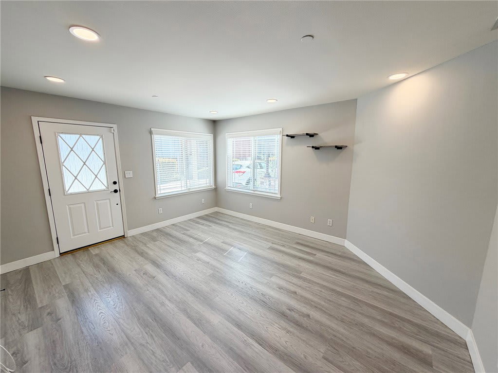 1124 Mayflower Avenue – photo 3