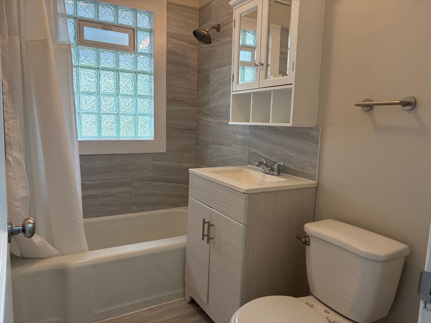 Beautiful 2 Bedroom 1 bath – photo 4
