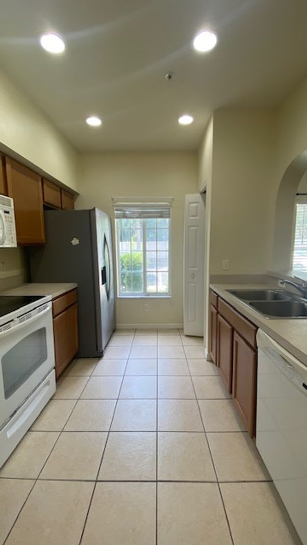 Beautiful 3 Bedroom 2.5 Bath Townhome in Lakeside Village!! – photo 4