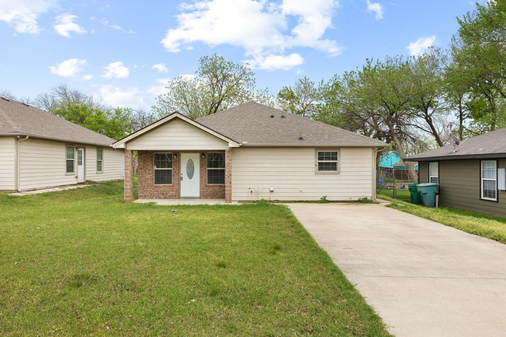 Step Into Comfort And Modern Convenience With This Charming 3 Bedroom 2 Bathroom Home In Sherman Texas – photo 2