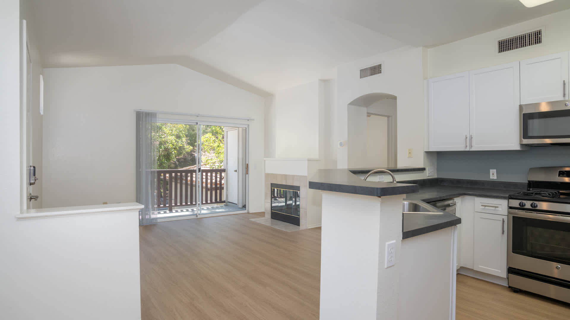 Rare Gated Orange Park Acres 3 Bedroom Property Featuring A Commercial Workshop Studio – photo 2