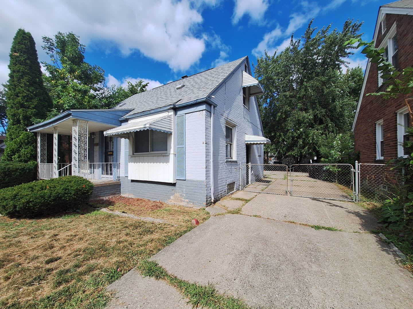 Brick Bungalow With 3 Bed And 2 Baths – photo 2
