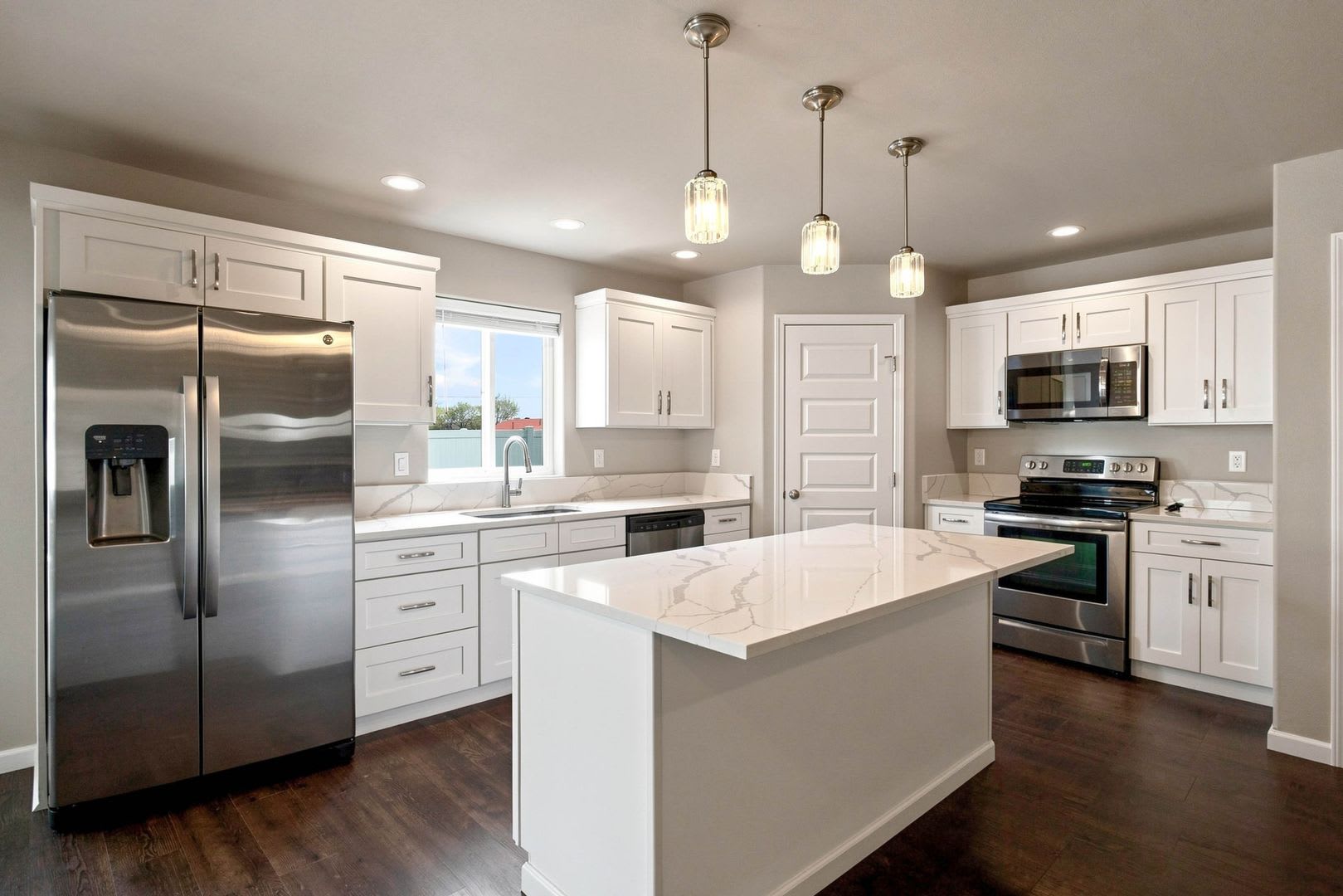Spacious 3-Bedroom Home with 2-Car Garage – photo 4