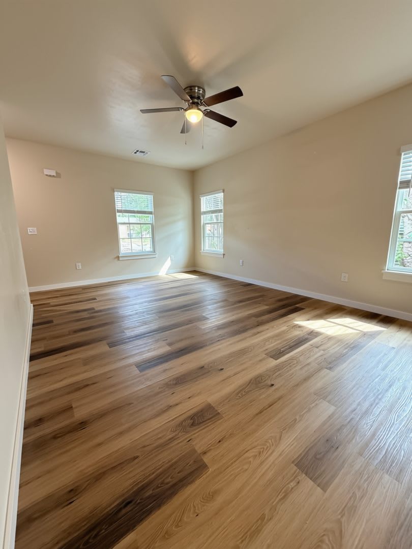 NEW HOME. MODERN FINISHES. FENCED YARD. GREAT LOCATION. – photo 4