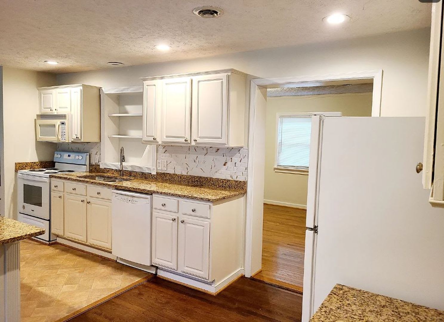 DARLING 3 BEDROOM RANCHER IN SANDSTON! – photo 3