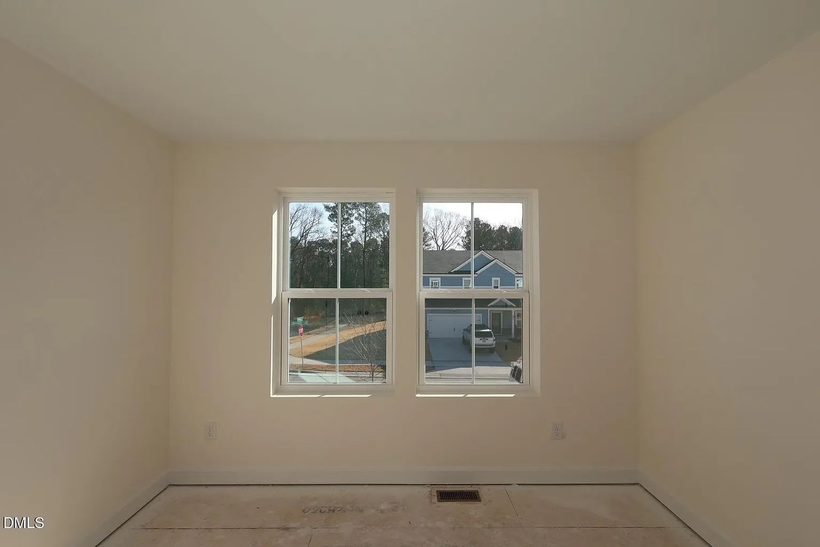 Room in 5 Bedroom Home at Dimaggio Dr – photo 2