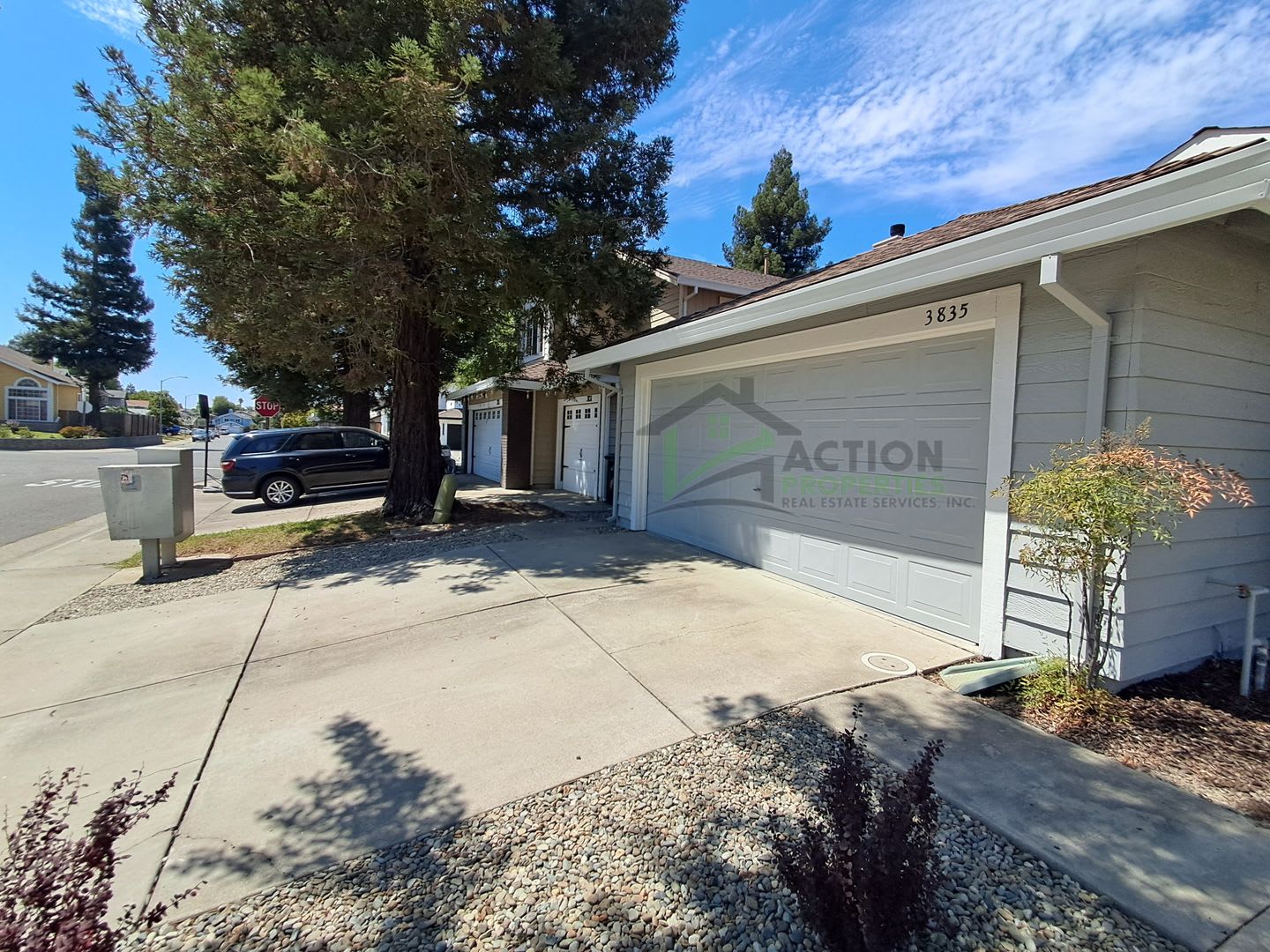 Antelope Single Story 3 Bedroom 2 Bath Separate Living Room Family Room W Fireplace Low Maintenance Yard Gardener Included – photo 5