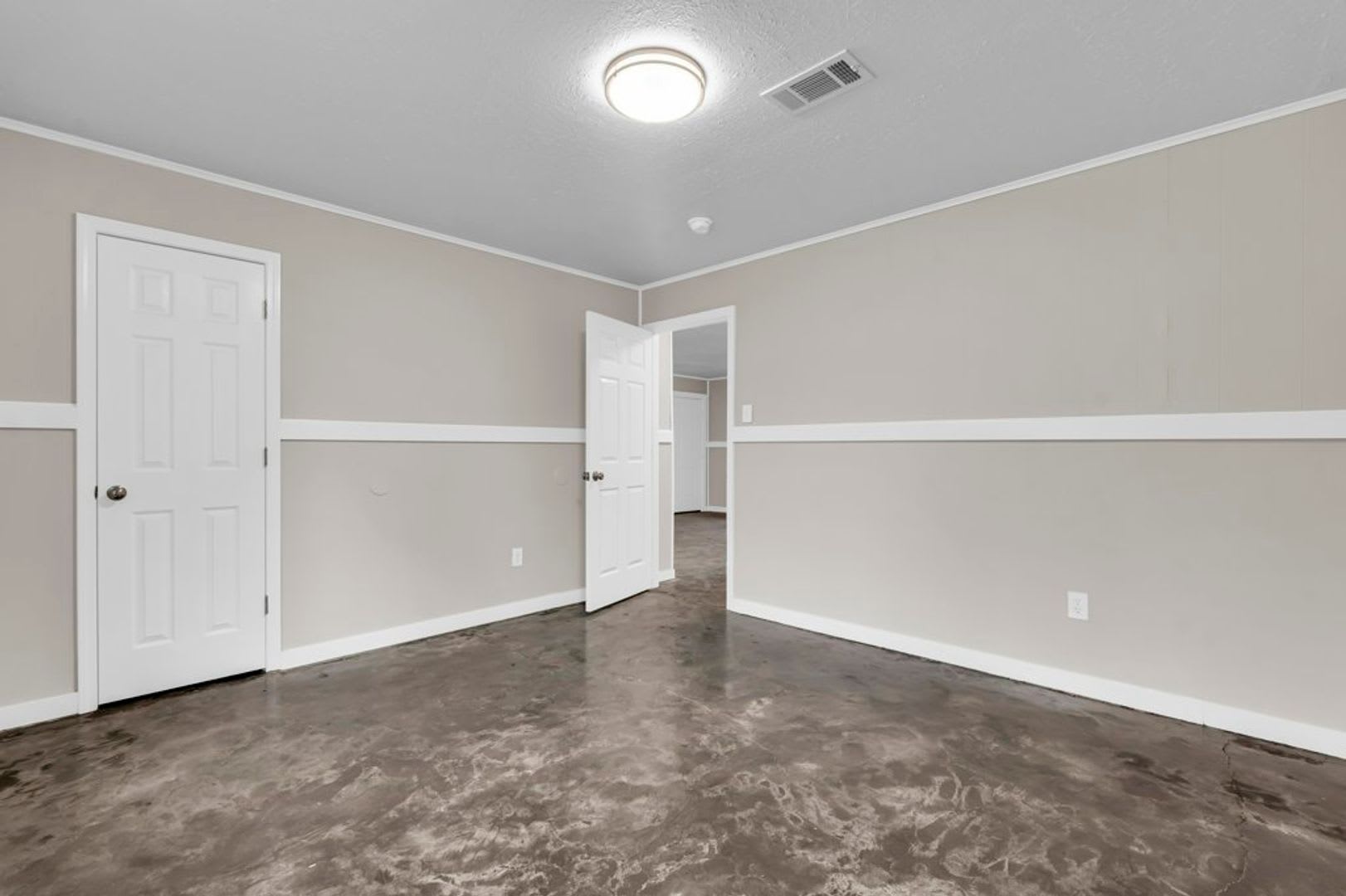 Recently Renovated 2 Bedroom 1 Bath Apartments for Rent! – photo 3