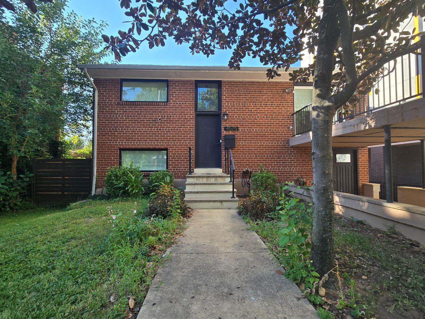 Spacious detached home walking distance to Metro – photo 2