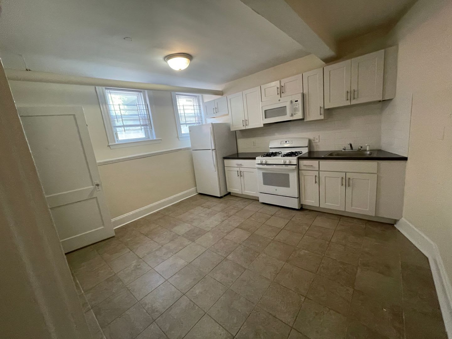 Super Charming Garen level 1 BED Massive eat in kitchen pet friendly Heat Inc No fee Free mpnh – photo 1