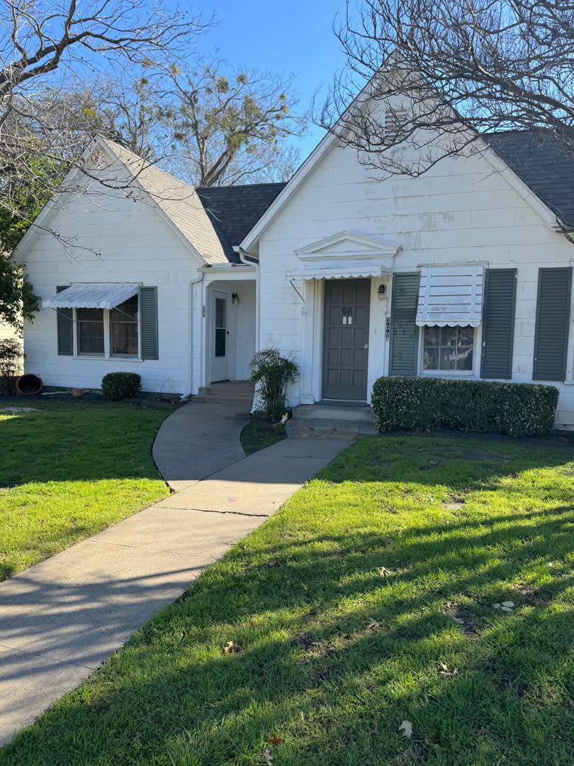 1/1 Historic CHARM + Wood Floors + Across from City Park and Pool – photo 3