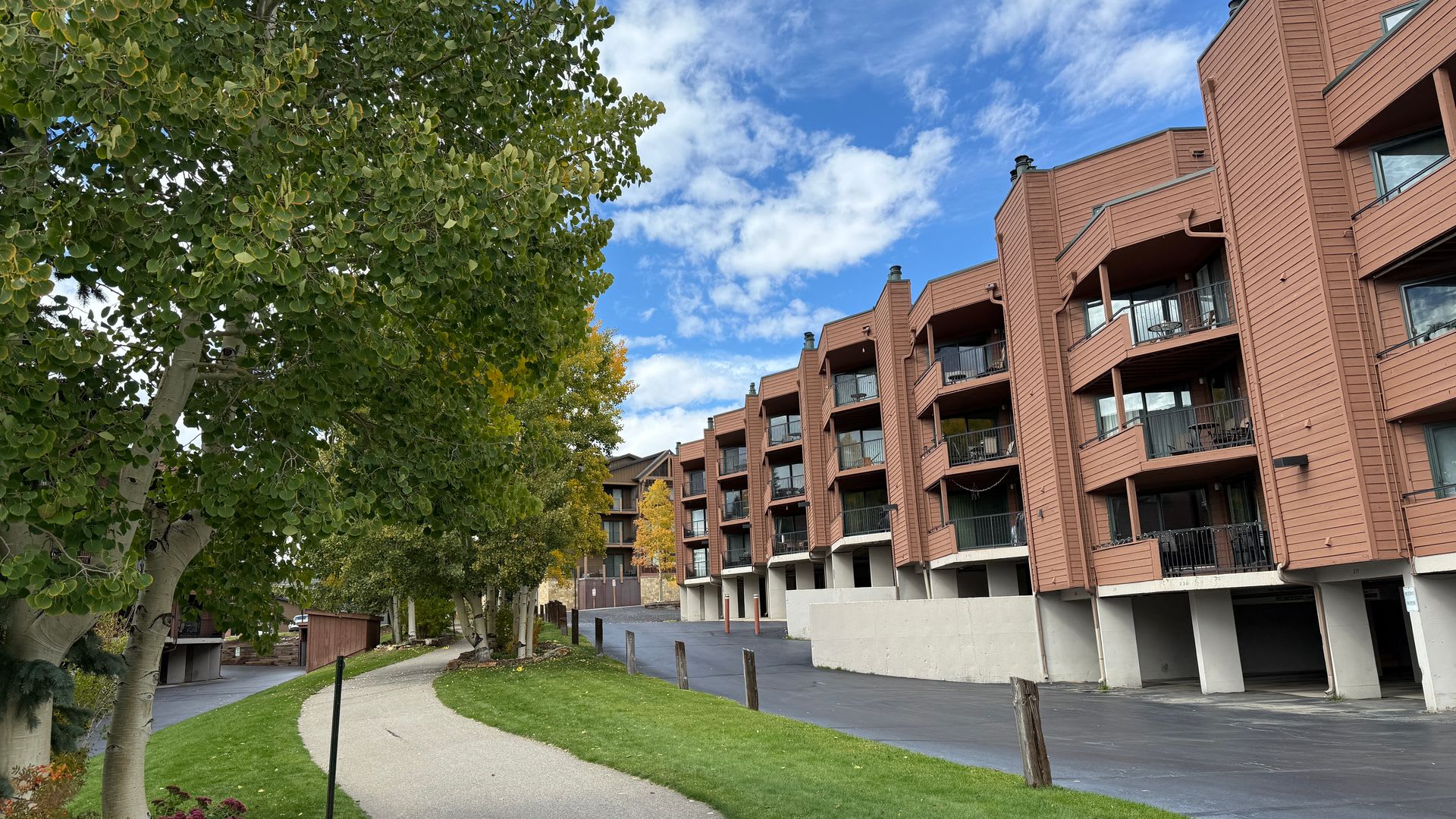 WaterFront Location Dillon 2 BD 2 BA WINTER SKI LEASE 6 MO 2026-2027 – photo 2