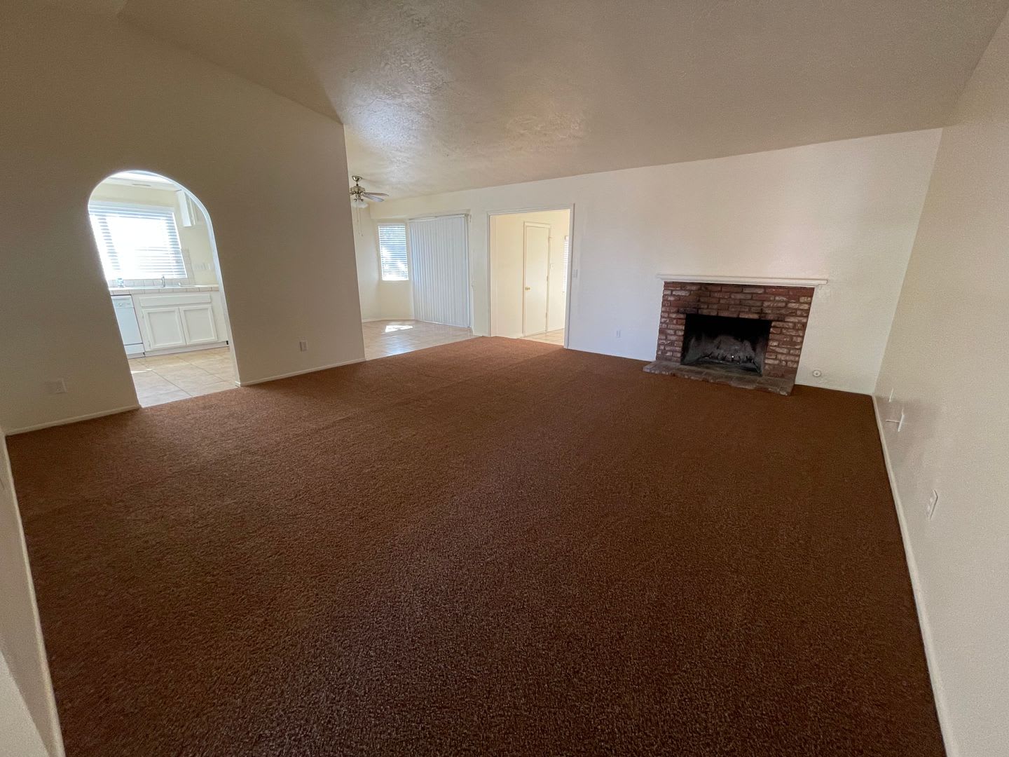 Hesperia-Refurbished- 3 Bedrooms, 2 Bathrooms + Den or Office, Large Property – photo 2