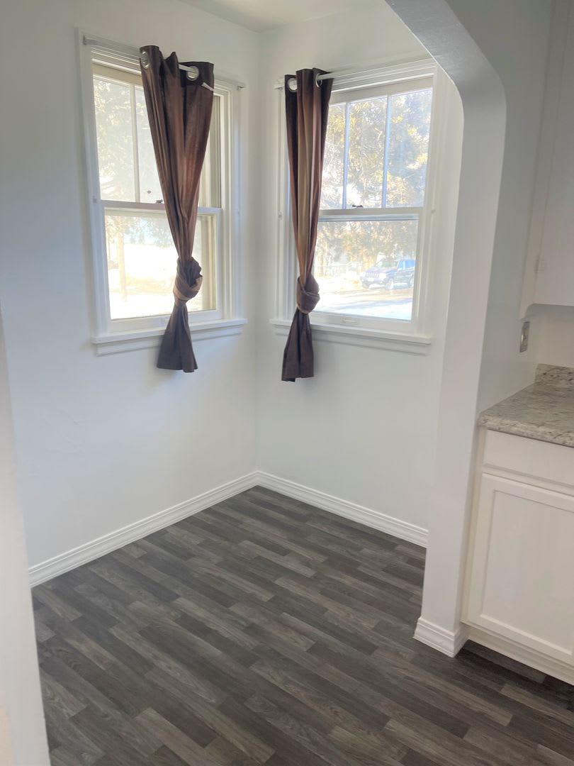 Charming 1 Bedroom 1 Bath Available Now! – photo 4