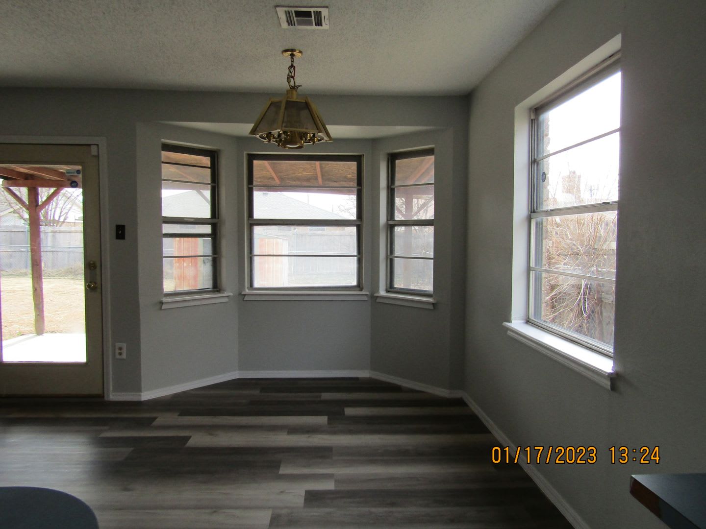 West Side Home Located Close To Shopping Restaurants – photo 3