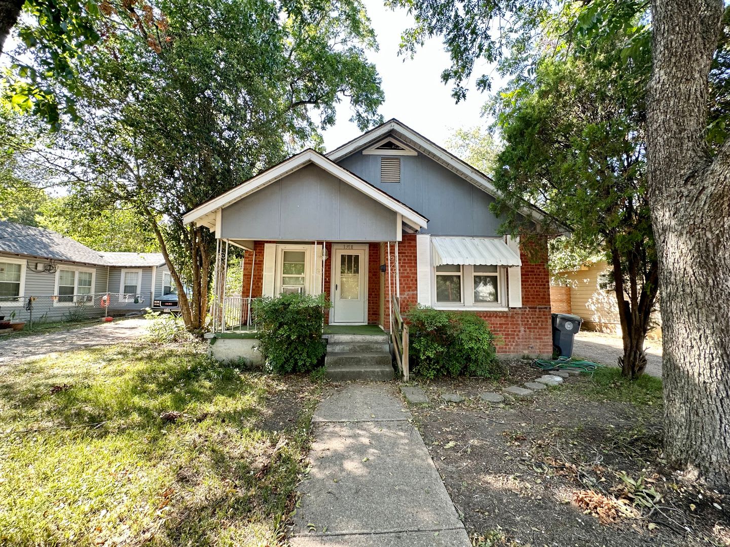 *** Accepting Housing ***Charming 2/1 with an additional living room or a 3rd bedroom – photo 1