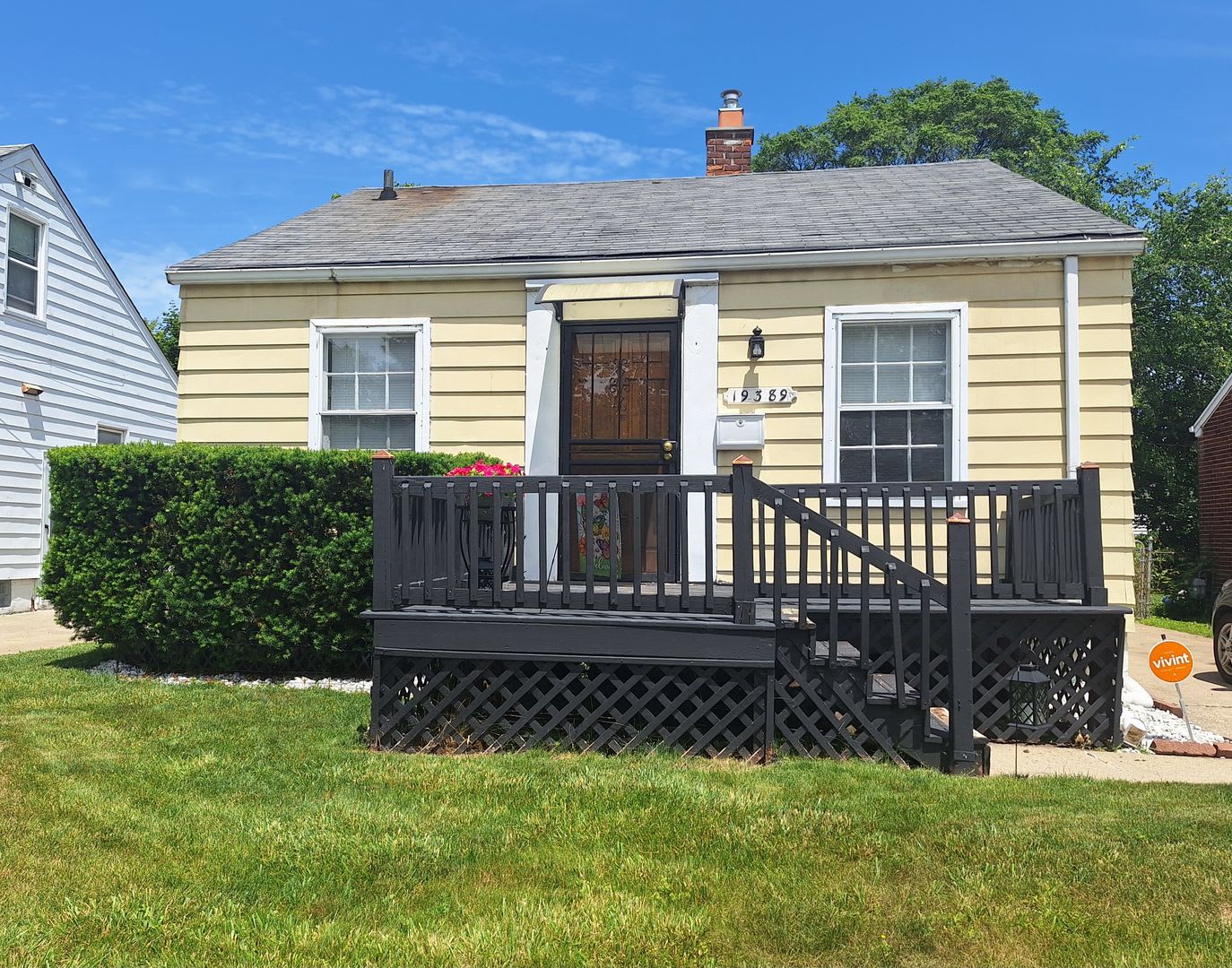 Charming 2 Bedroom Home In Harper Woods – photo 1