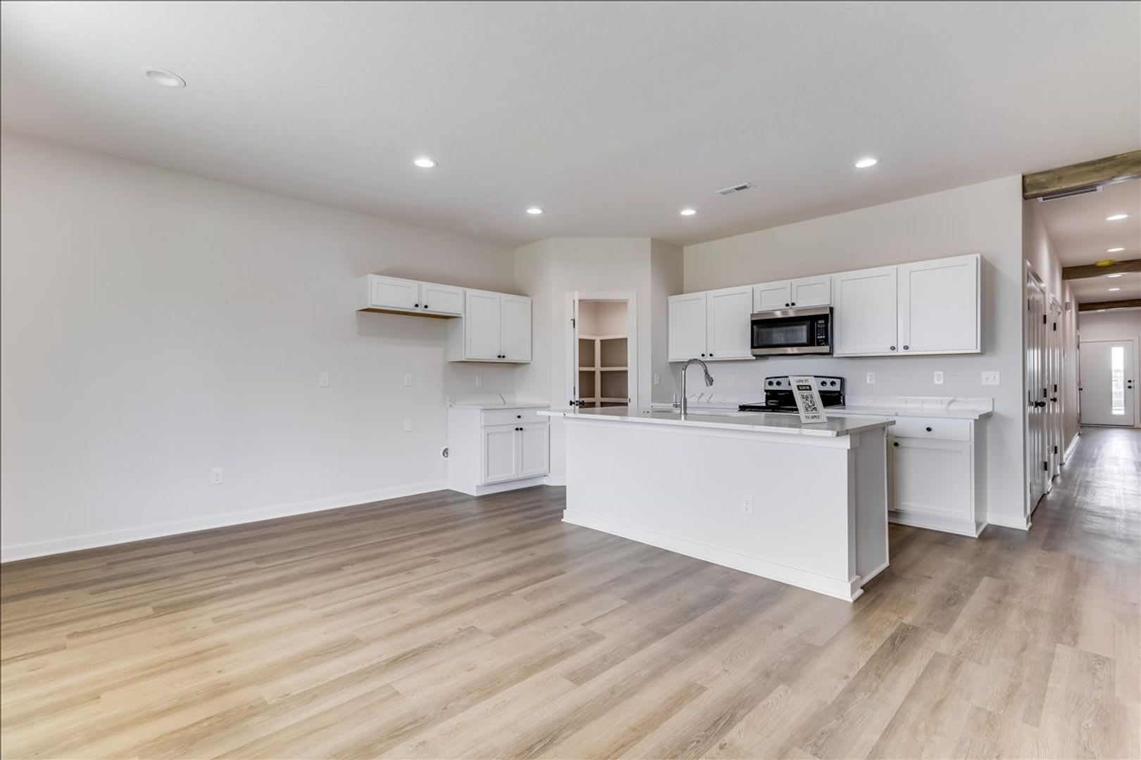 Beautiful Three Bedroom, Two Bathroom – photo 4