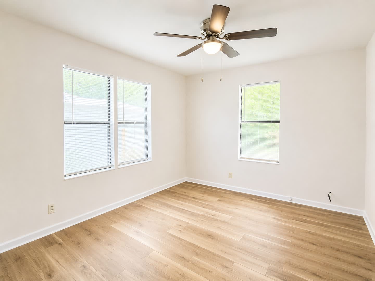 Charming, FULLY REMODELED 3 BED/1 BATH HOME AVAILABLE NOW! – photo 5