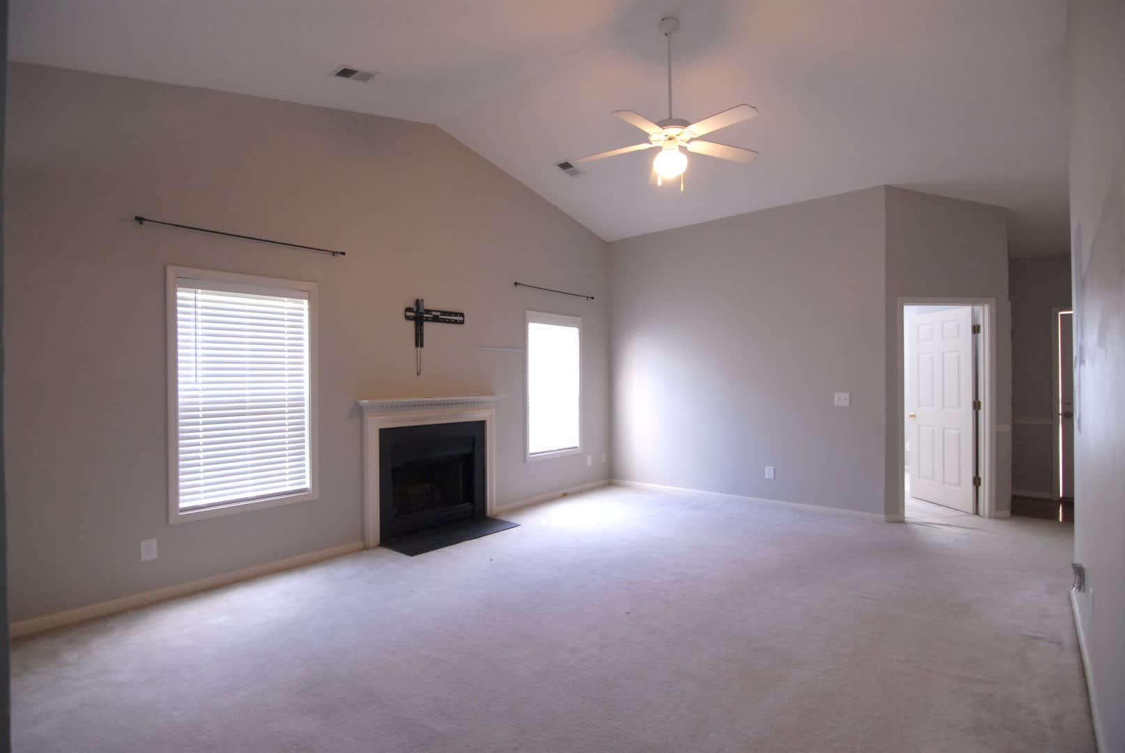 Charming 3 bedroom 2 bath Townhouse w/ fenced in yard located off Guilford College Road! – photo 3