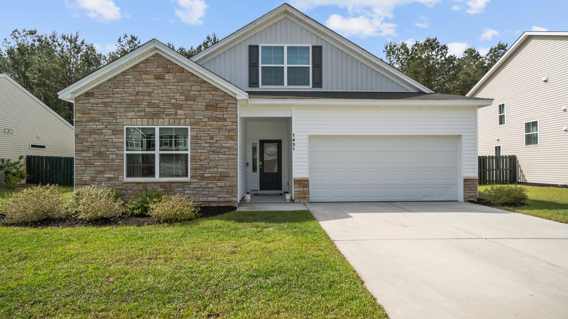 Beautiful 4-Bedroom Home in The Commons Featuring a Convenient Floor Plan – photo 4