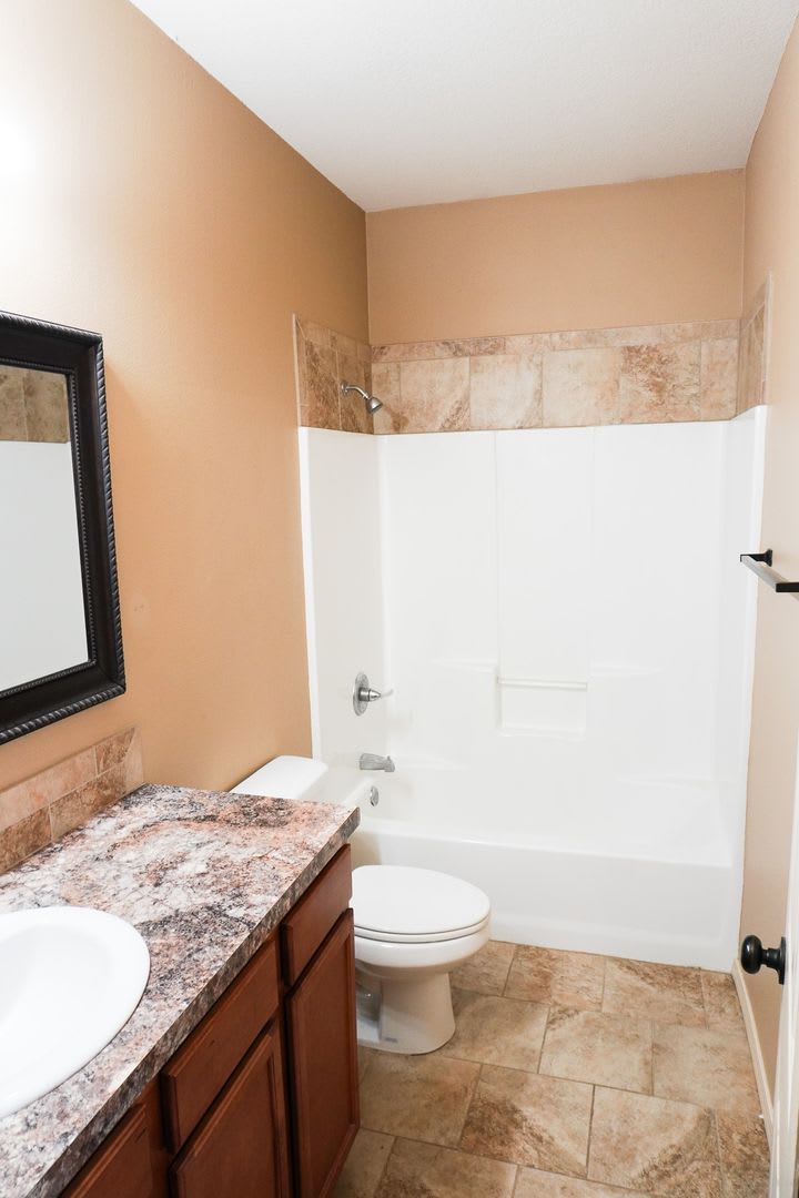 3-Bed Duplex w Garage, Yard, Balcony – photo 5
