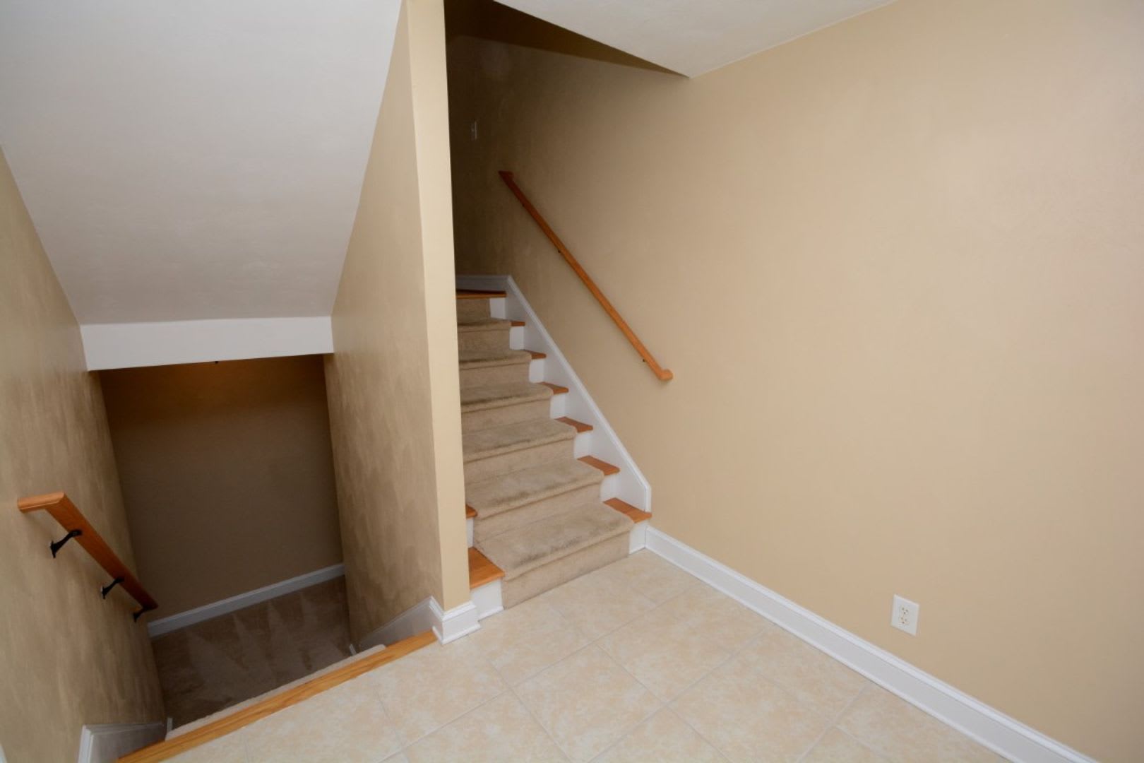 Beautiful 3 Story Home Featuring 3 Bedrooms And Stylish Custom Finishes Throughout Close To Beaches Norfolk Bases – photo 5