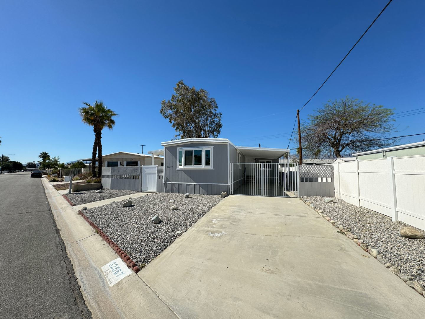 AVAILBLE NOW!!! 3 Bedroom 1 Bathroom Recently Updated Home in Thousand Palms! – photo 2