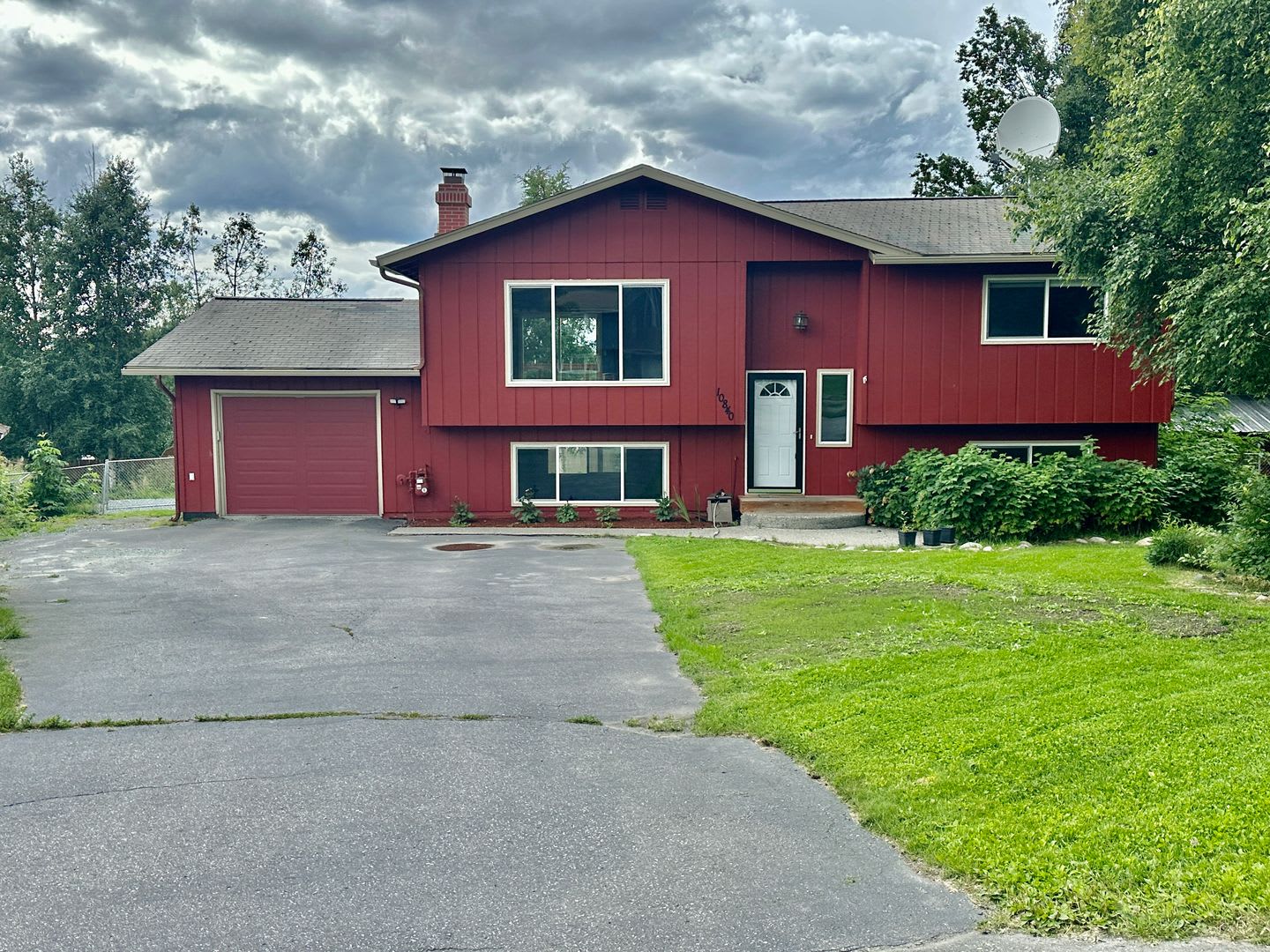 HUGE BACKYARD, 4 BED 2 BATH, HEATED GARAGE HOME! – photo 1