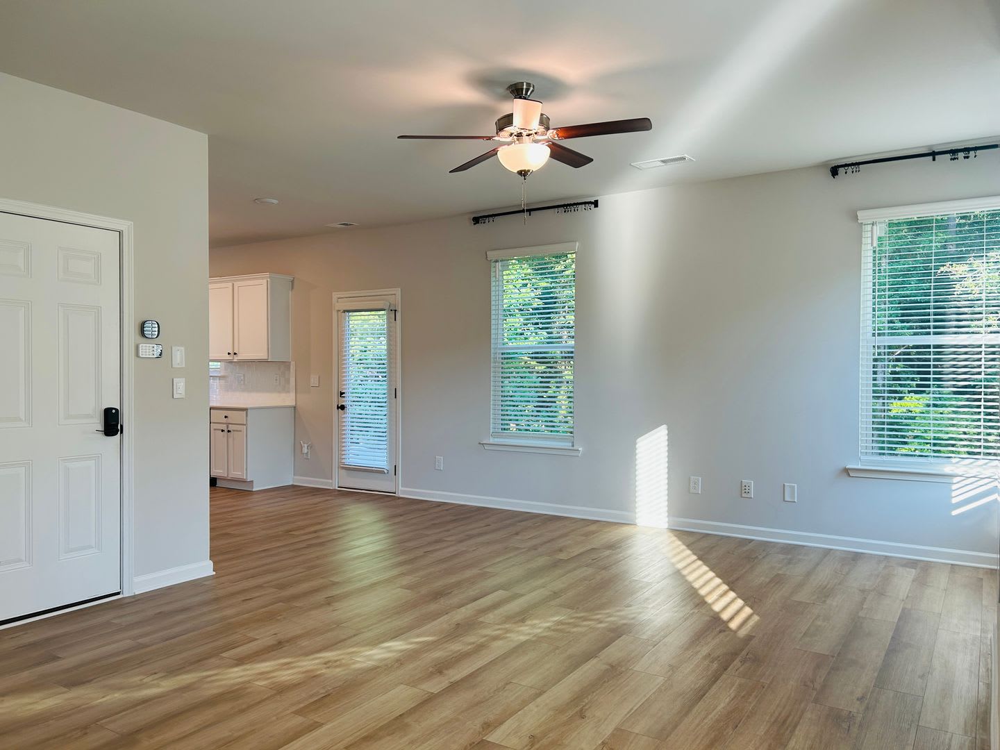 LIKE NEW! 3 bedroom, 2.5 bath home minutes from Downtown Newnan! Must see! – photo 5
