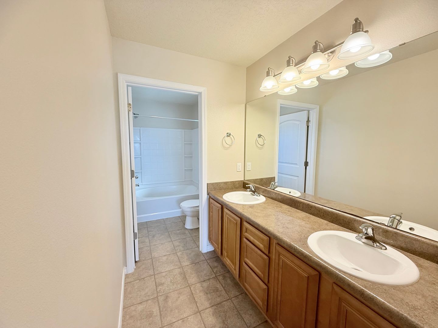 Charming 3-Bedroom Home – photo 5