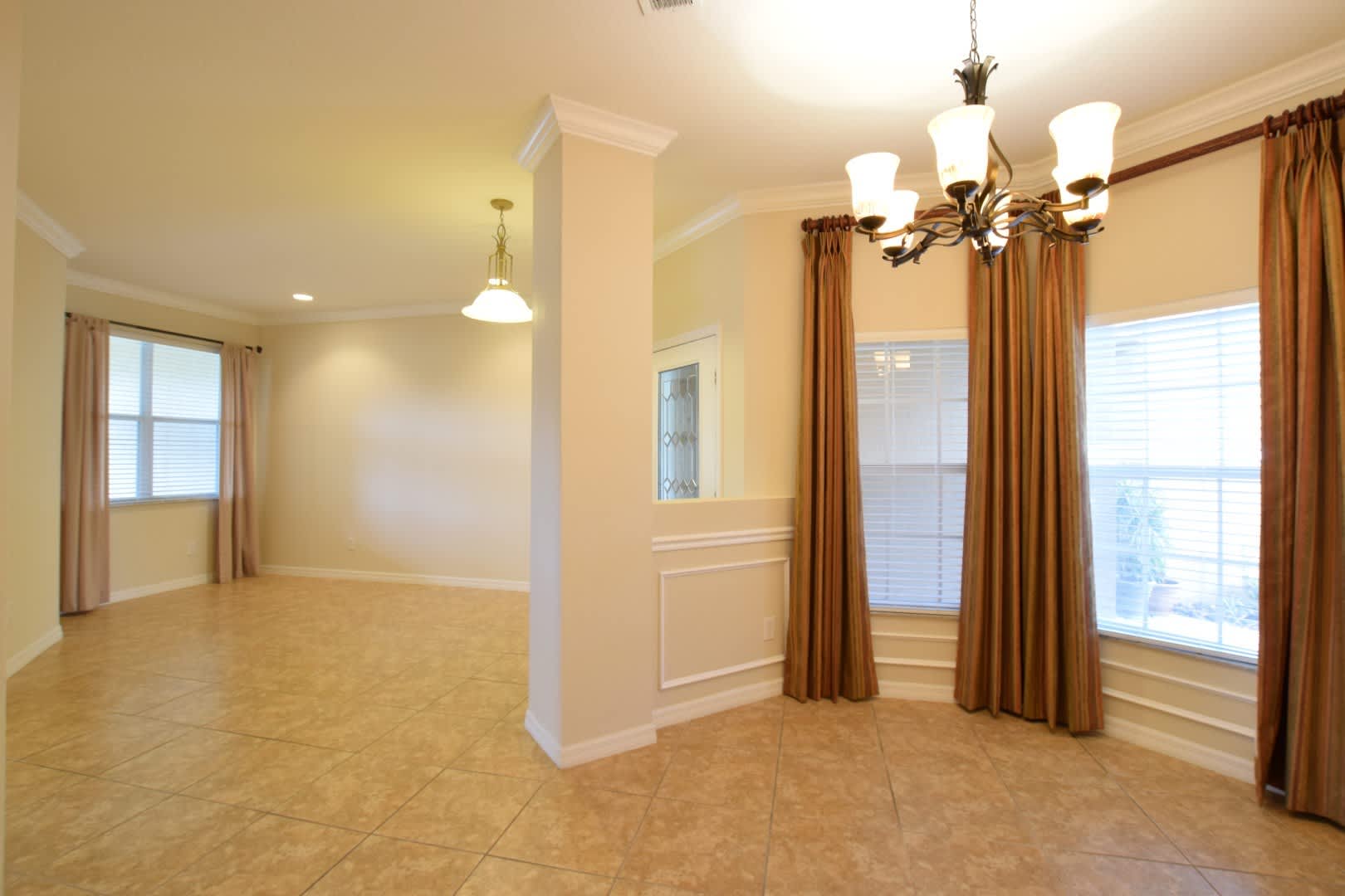 Beautiful 3 Bed 2.5 Bath 2 car garage Gated Townhouse for Rent in Sanford, FL! Greystone Subdivision! – photo 4