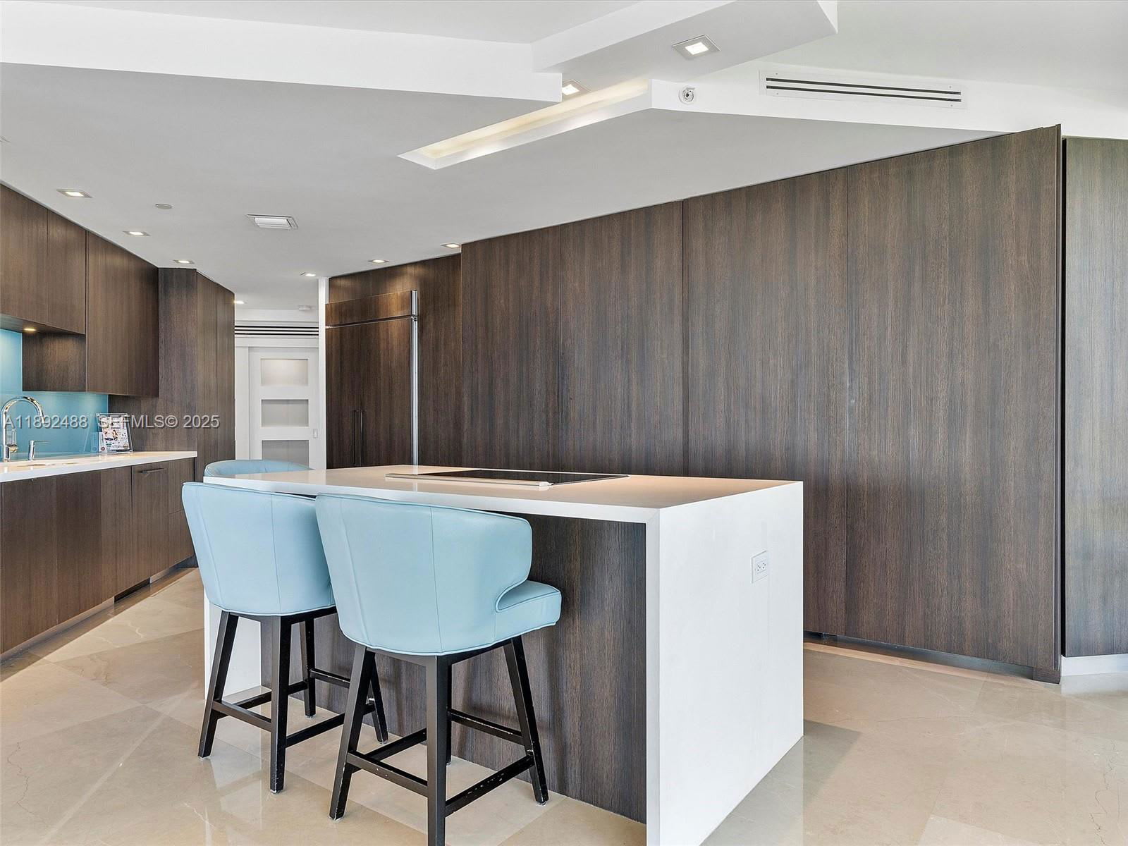 4000 Island Boulevard – photo 3