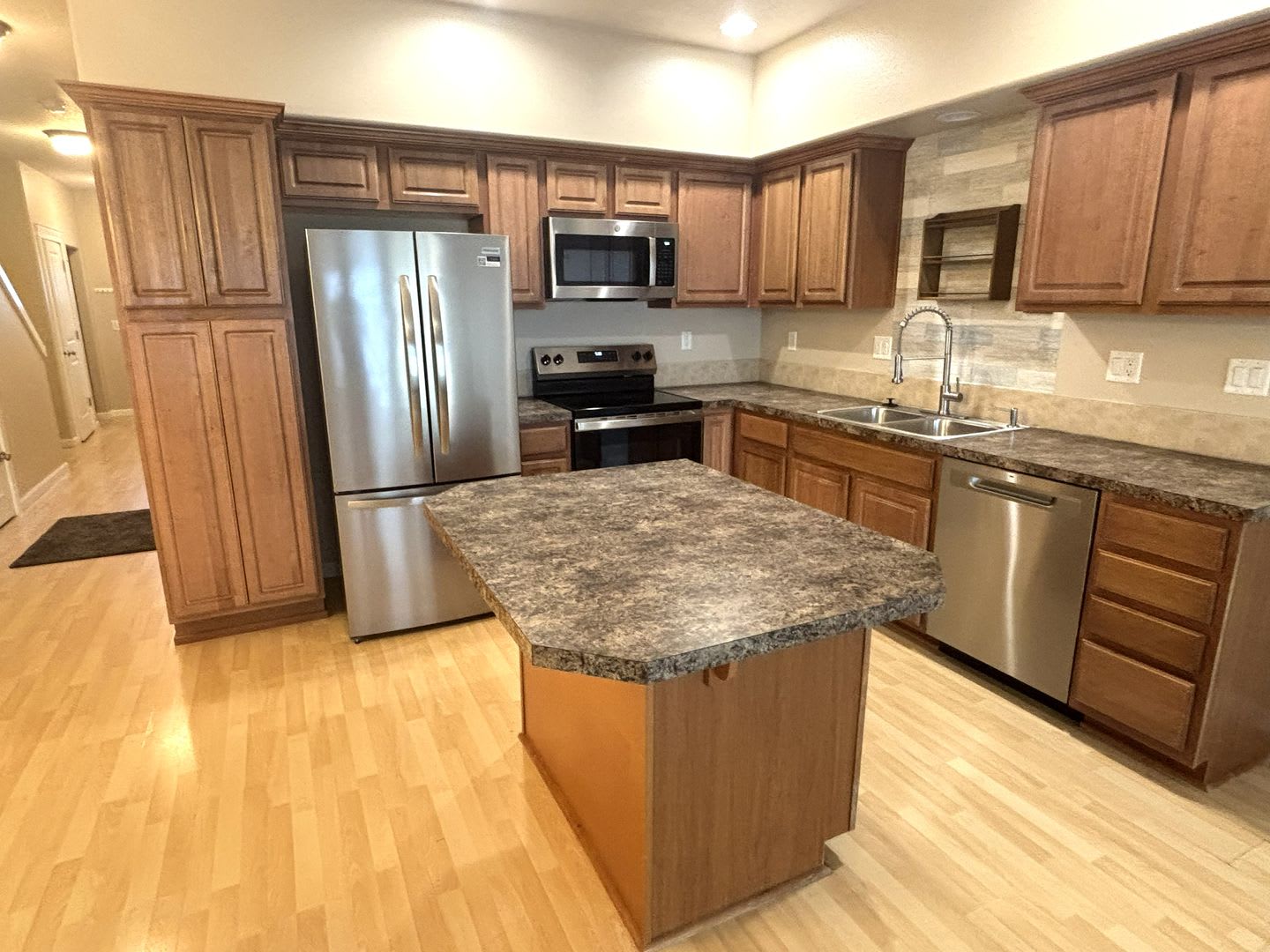 Great Location! Well maintained Townhome, one car garage, fenced backyard! – photo 3