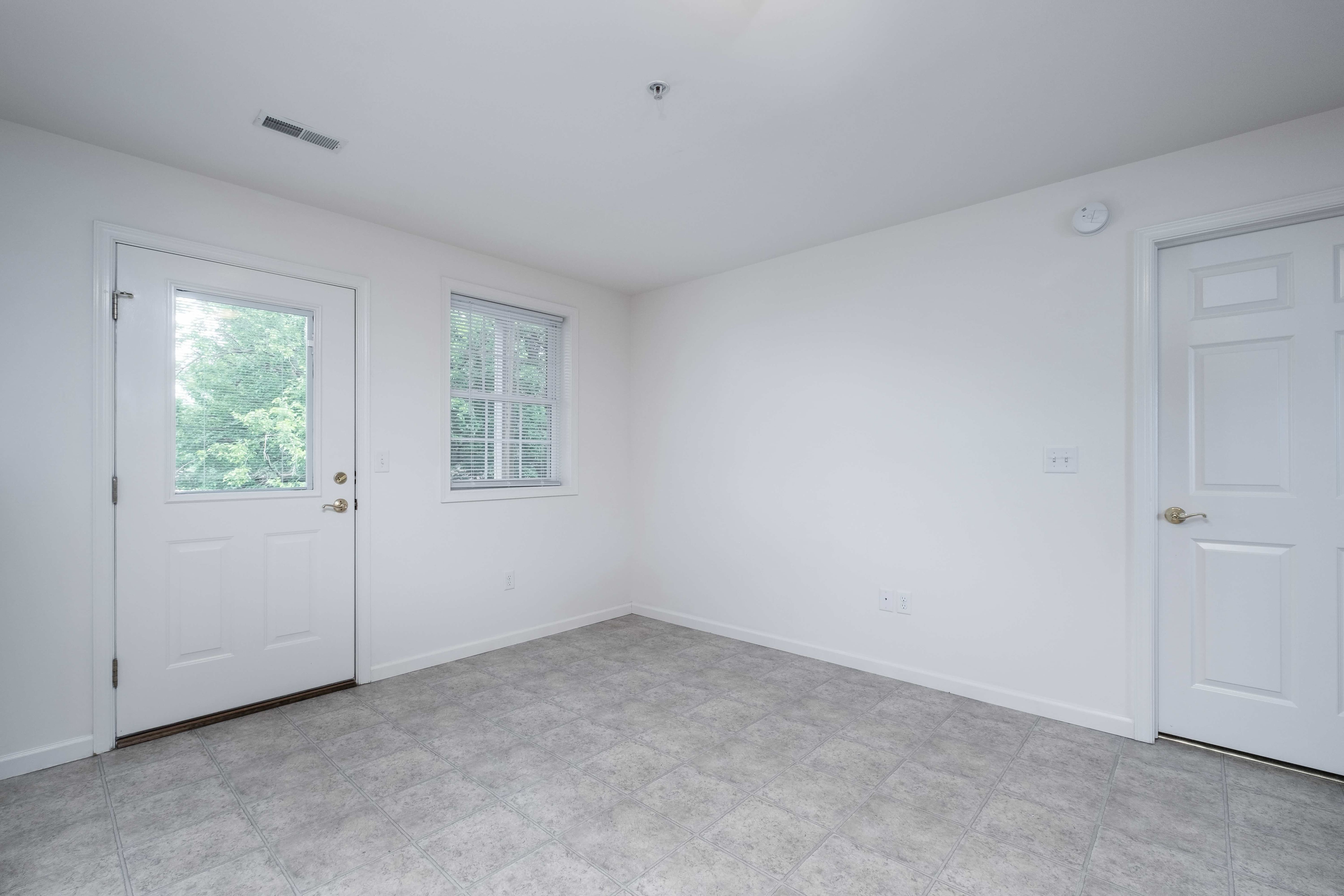 323 College Manor Ave – photo 4