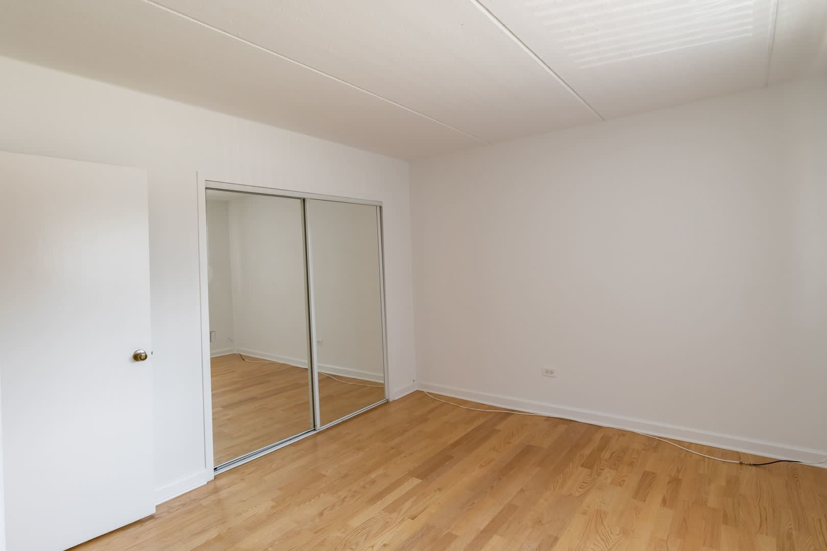 Deluxe One Bed/One Bath Apartment + Private Balcony – photo 5