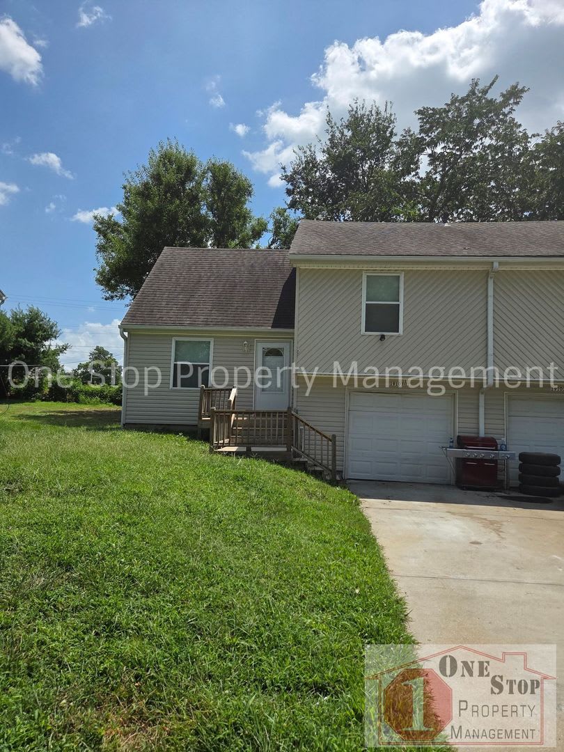Updated 3 Bedroom, 1 Bathroom Duplex in Independence, MO – photo 1