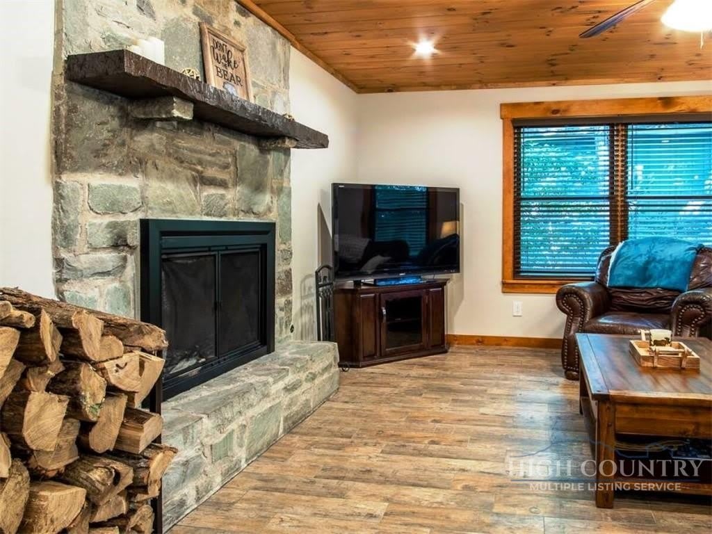 213 Rhododendren Drive – photo 3