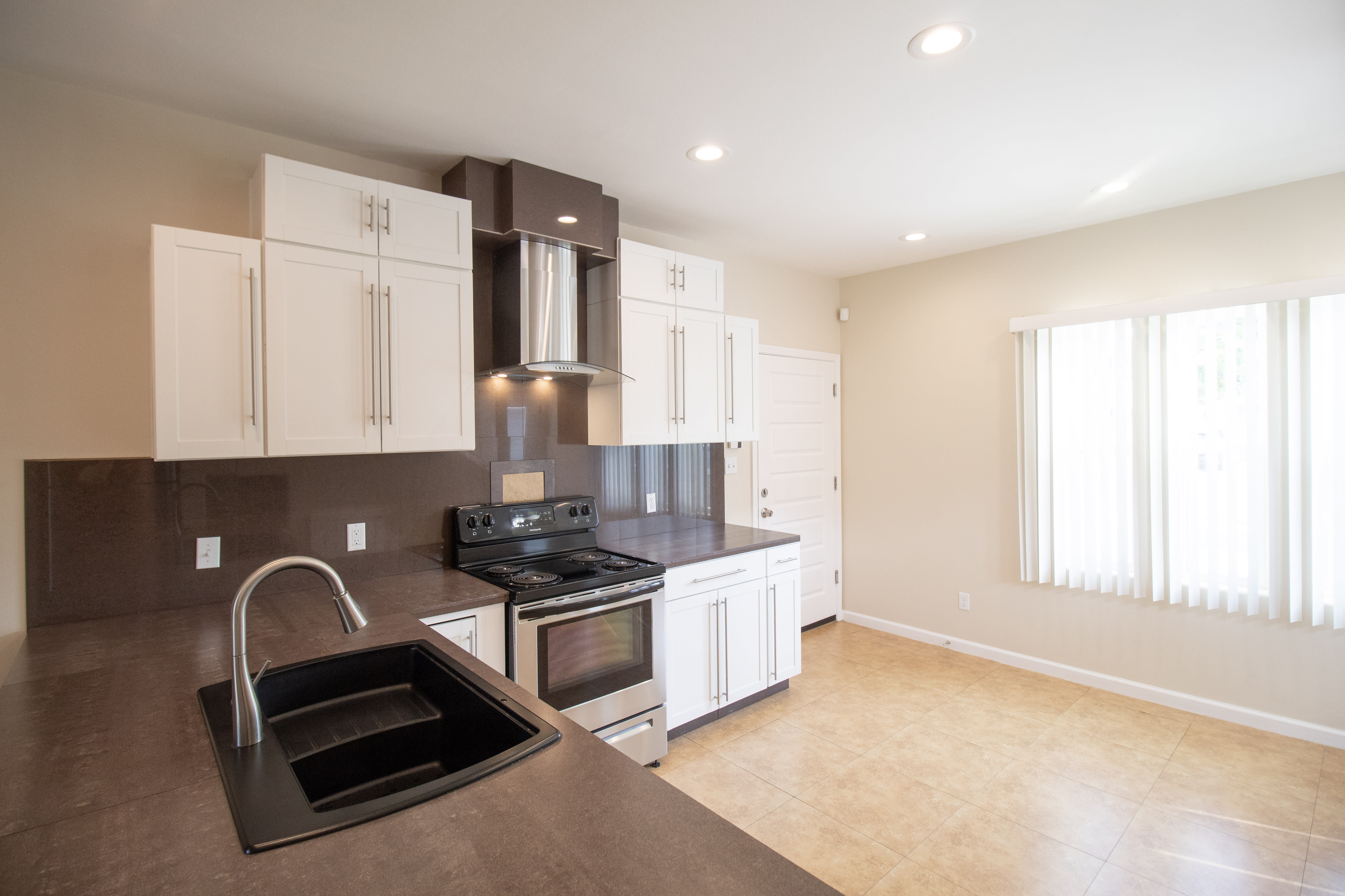 1000 East Daffodil Avenue – photo 4