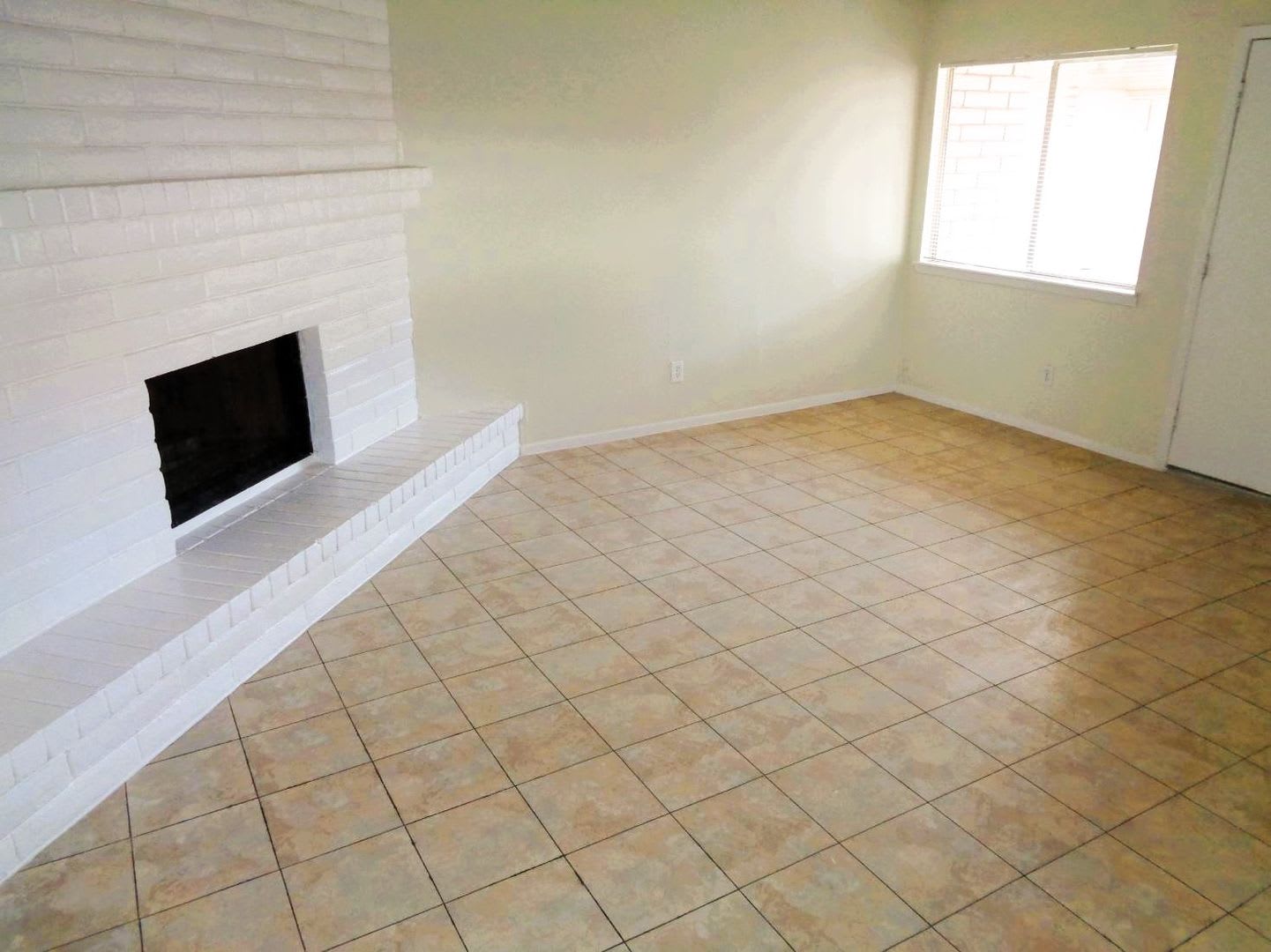 Adorable Single Level Eastside Duplex With Evaporative Air Located In Quiet Neighborhood – photo 2