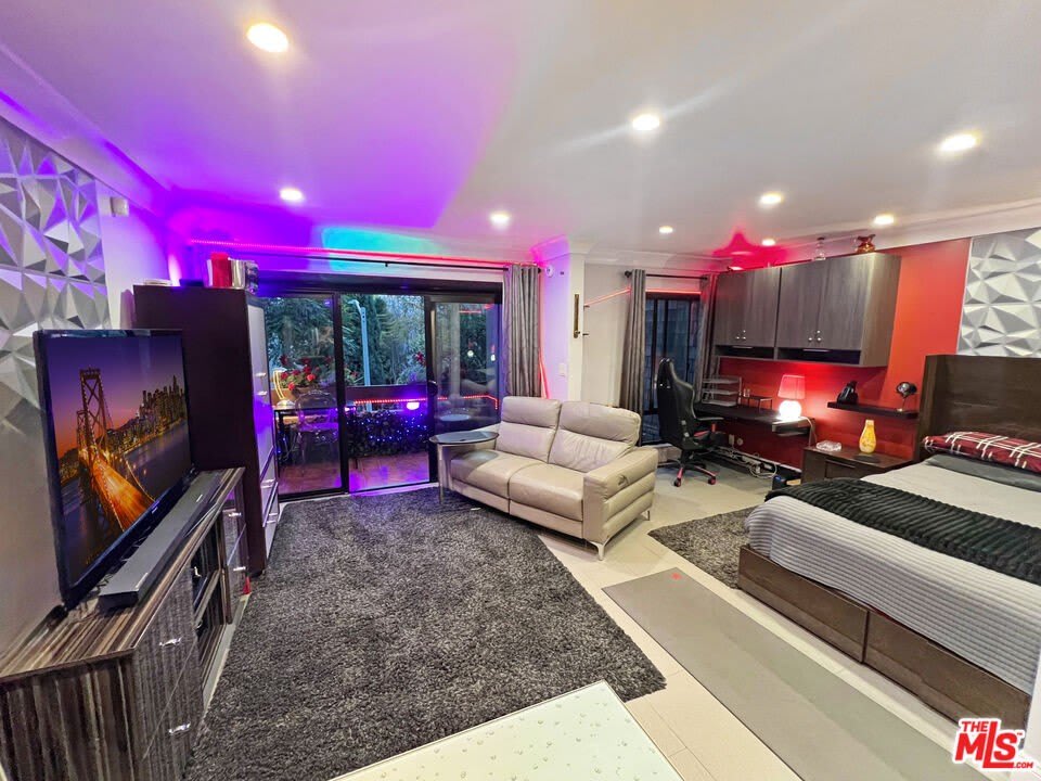 950 N Kings Rd – photo 1