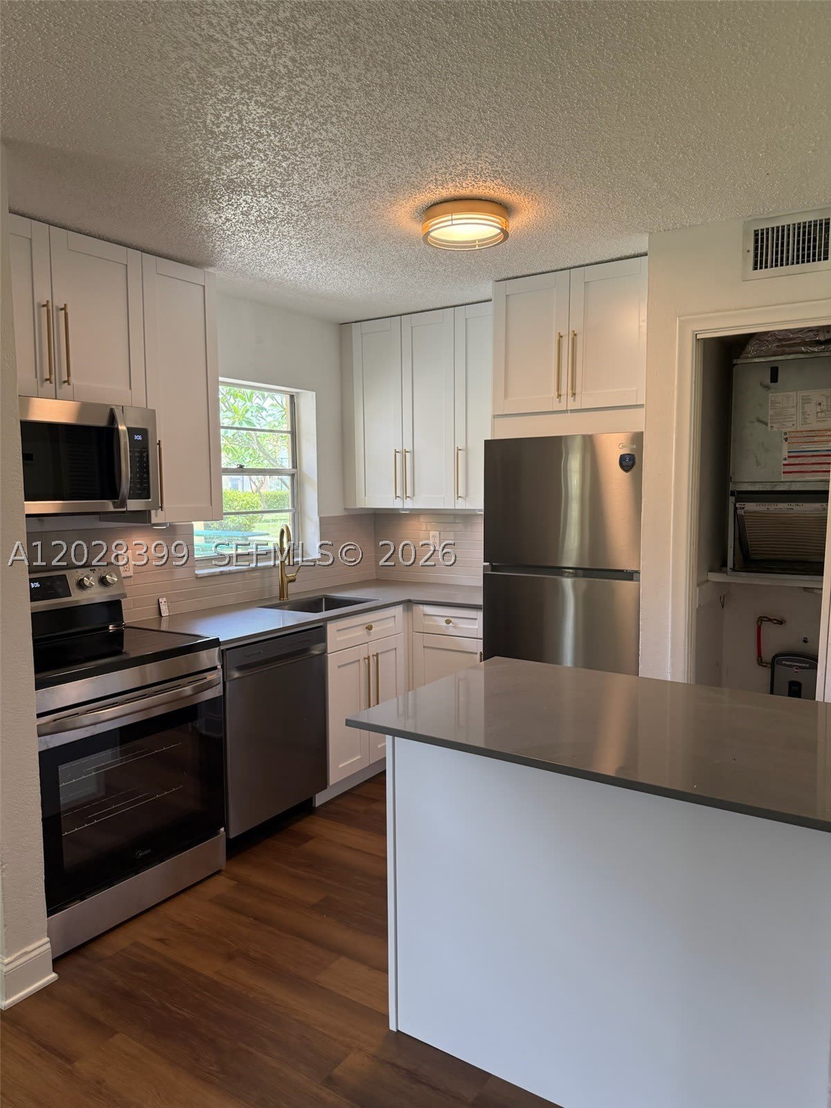 5168 NE 6th Ave – photo 4