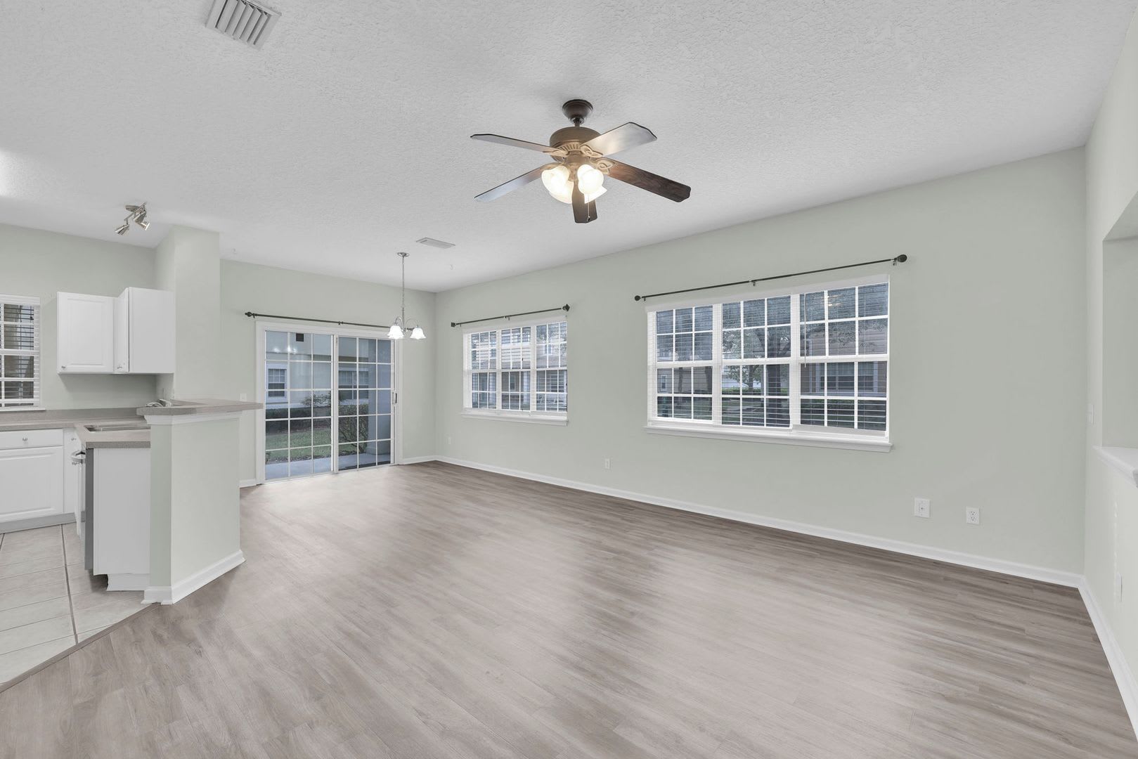 Bright and Spacious Townhome in Gate Community – photo 5