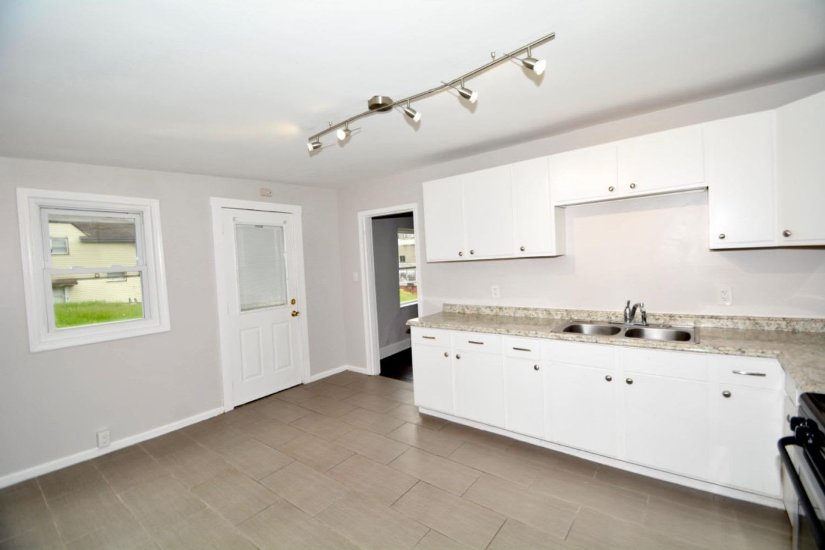Cute 2 bed 1 Bath Home! Huge Walk in Closet!!!! – photo 4