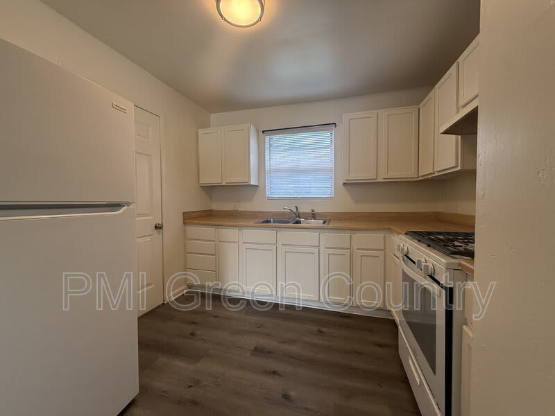 6117 N Main St – photo 5
